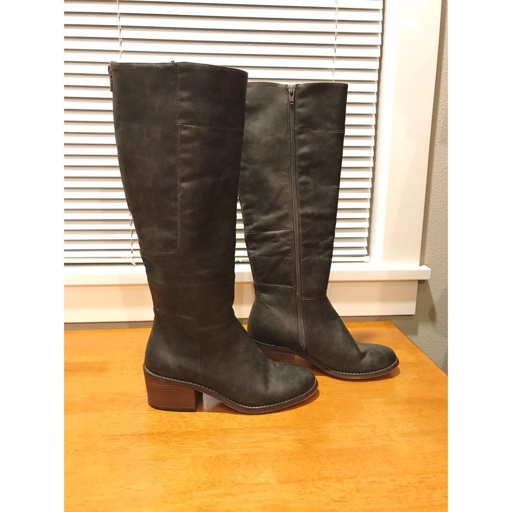 American Eagle Outfitters gray boots